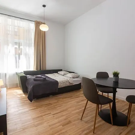 Cozy 2-bedroom Oasis In Dzīvoklis *